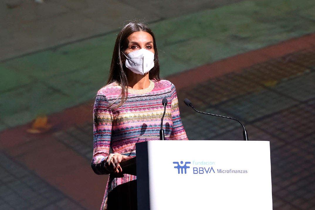 La reina Letizia sorprende con un nuevo vestido de punto étnico