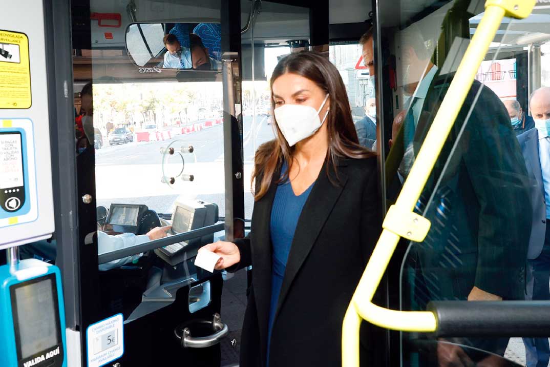 Los Reyes viajan en autobús para celebrar el 75 aniversario de la EMT