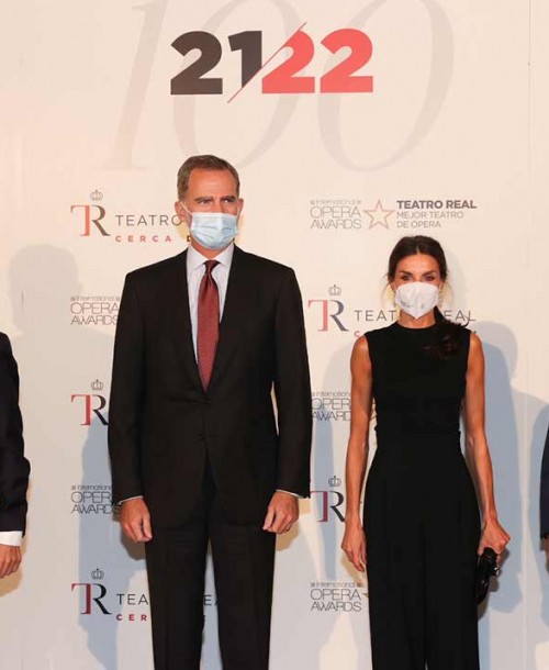 La reina Letizia apuesta por un look total black para una noche de ópera