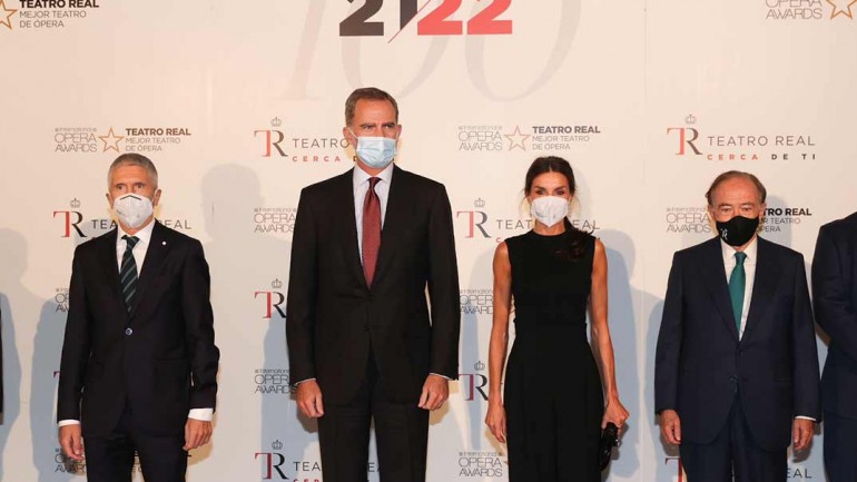 La reina Letizia apuesta por un look total black para una noche de ópera