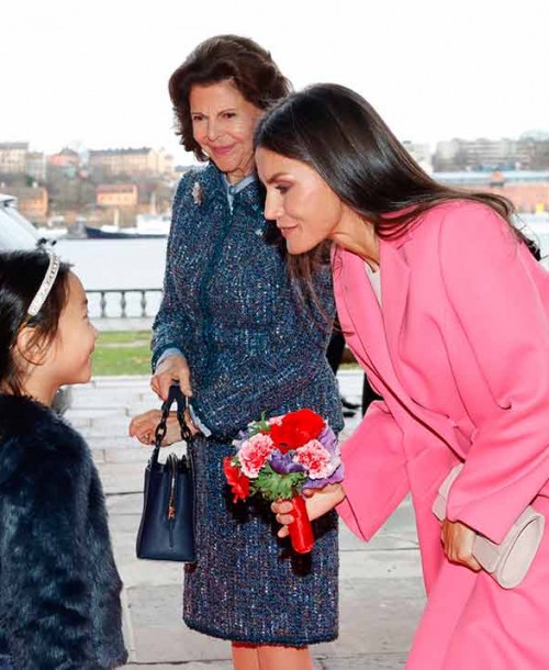 La reina Letizia se despide de Suecia con un vestido, de estreno, estilo lady