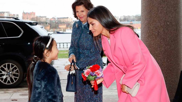 La reina Letizia se despide de Suecia con un vestido, de estreno, estilo lady