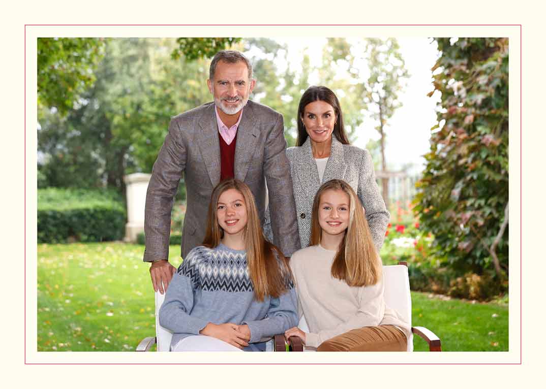 Reyes Felipe y Letizia con la princesa Leonor y la infanta Sofía - Felicitación Navidad 2021 © Casa S.M. El Rey