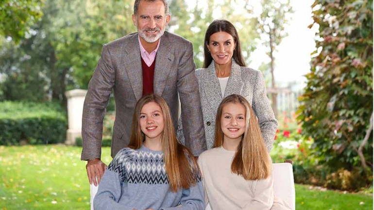 Leonor y Sofía, protagonistas de la nueva felicitación navideña de la Familia Real