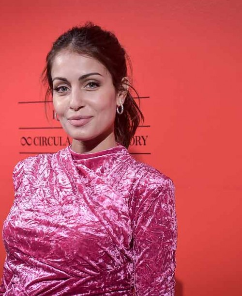 Hiba Abouk y su espectacular look premamá con el vestido de fiesta de H&M sostenible