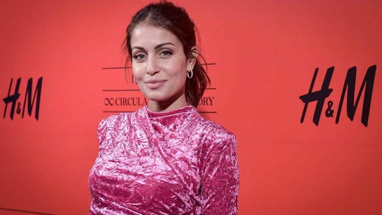 Hiba Abouk y su espectacular look premamá con el vestido de fiesta de H&M sostenible