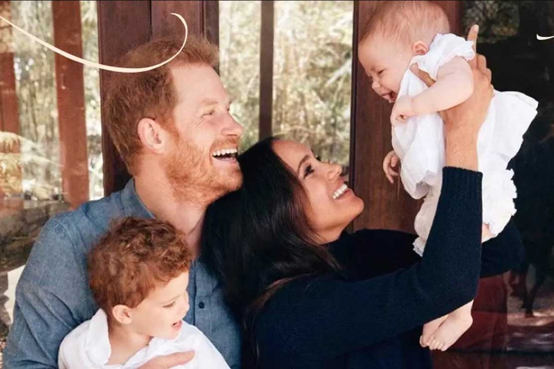 Príncipe Harry y Meghan Markle con sus hijos © Alexi Lubomirski/Archewell