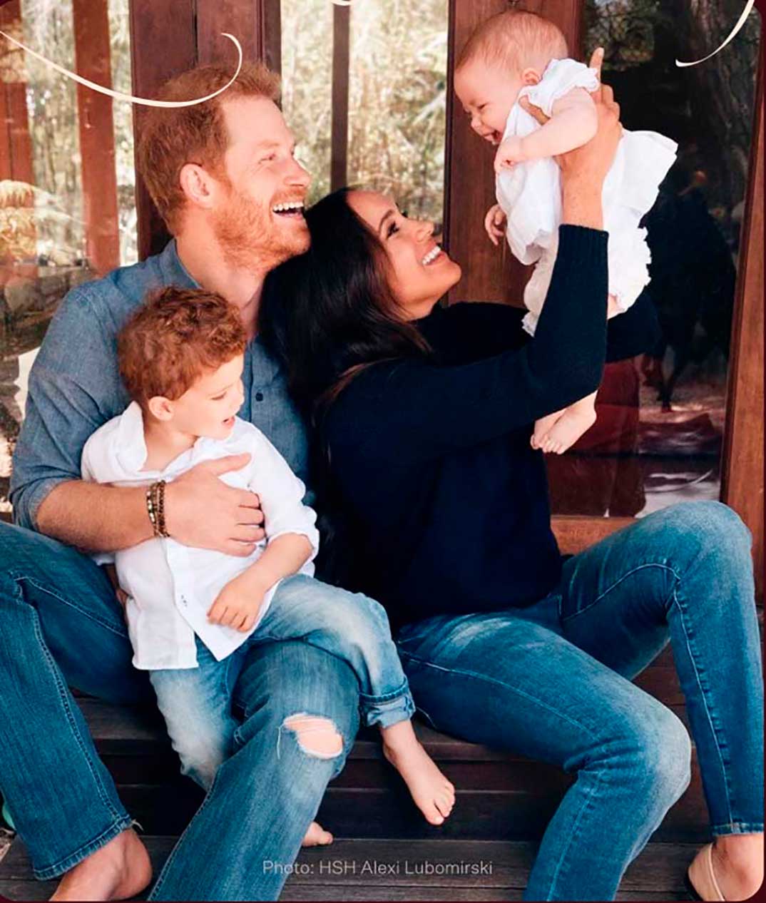 Príncipe Harry y Meghan Markle con sus hijos © Alexi Lubomirski/Archewell