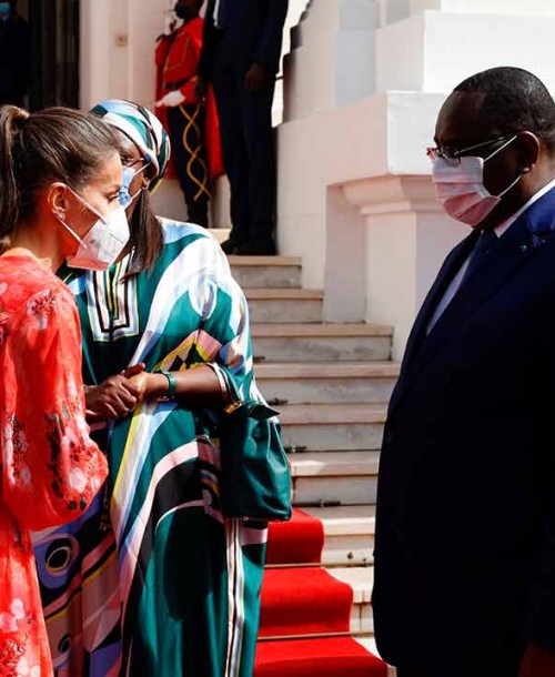 La reina Letizia recupera su vestido favorito de flores en Senegal