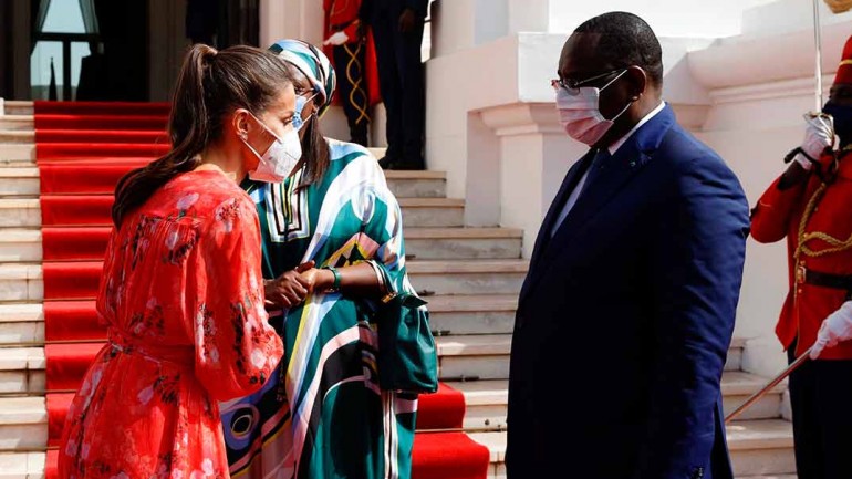 La reina Letizia recupera su vestido favorito de flores en Senegal