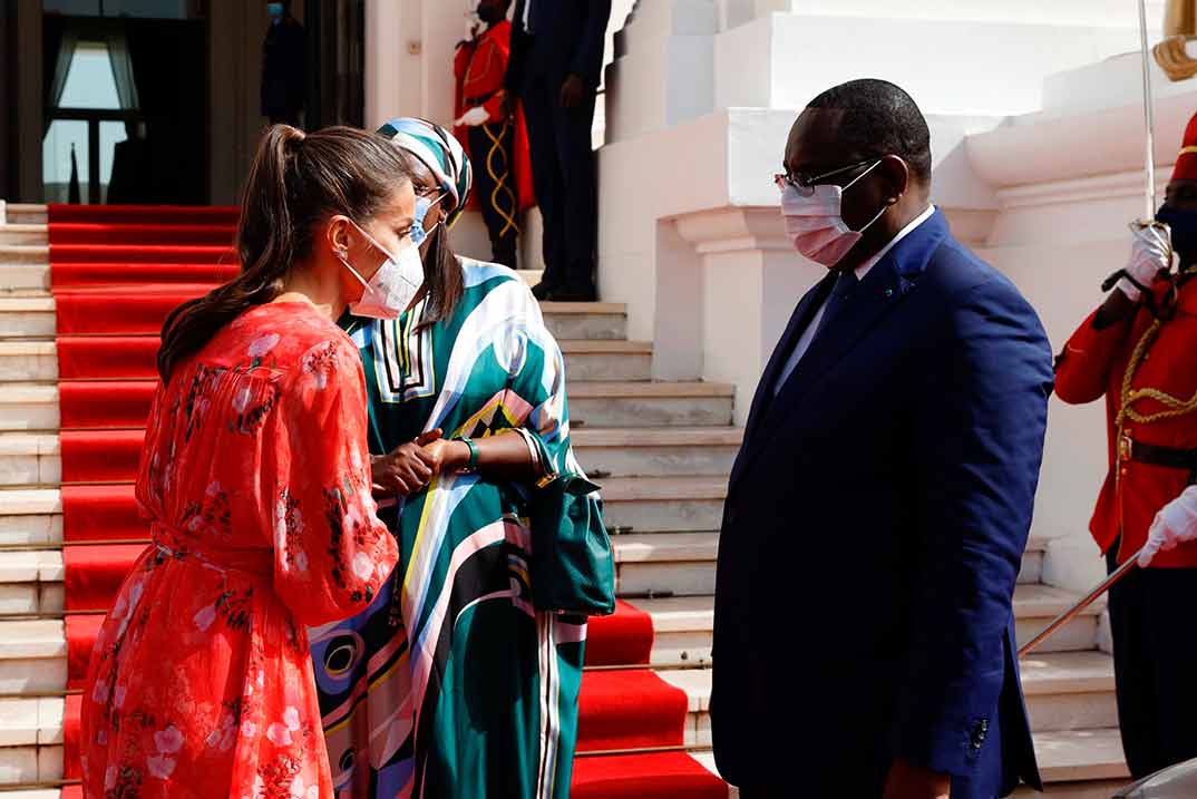 La reina Letizia recupera su vestido favorito de flores en Senegal