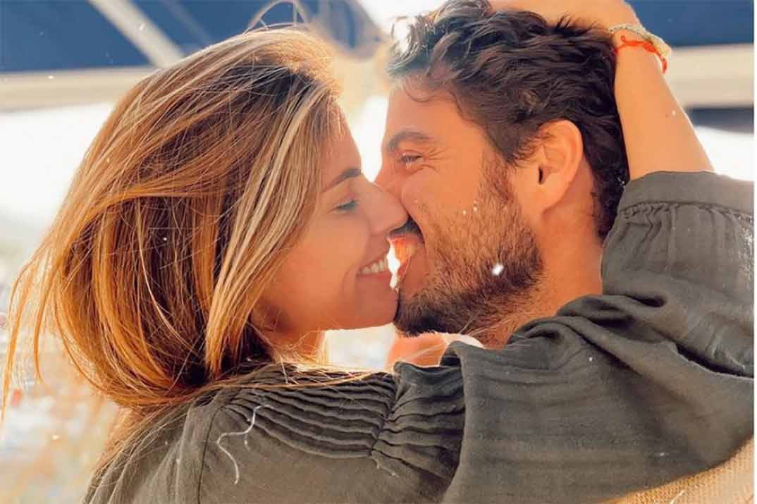 Stephanie Cayo confirma su relación con Maxi Iglesias con un romántico beso