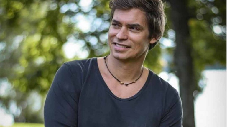 Carlos Baute posa por primera vez con su familia al completo