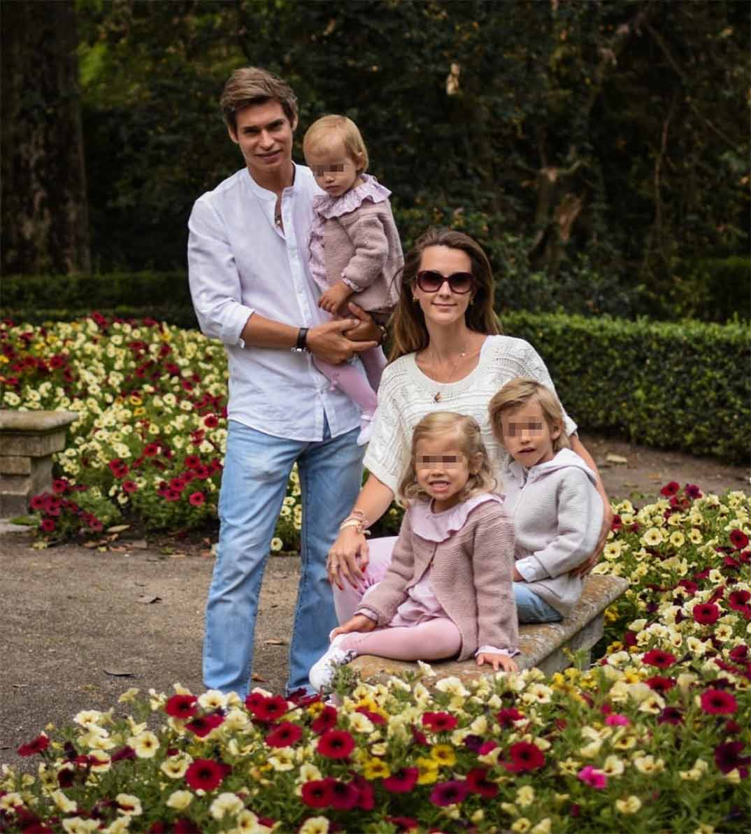 Carlos Baute con su esposa Astrid Klisans y sus tres hijos © Instagram