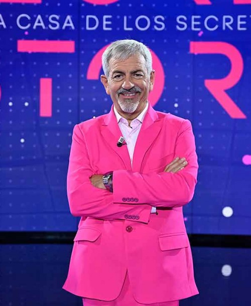 Carlos Sobera le “copia” el look a Rocío Carrasco