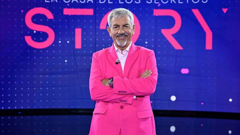 Carlos Sobera le «copia» el look a Rocío Carrasco