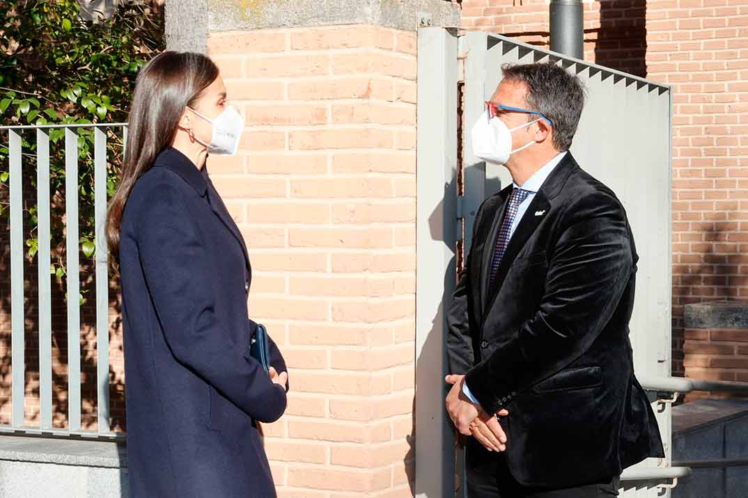 La reina Letizia estrena el abrigo largo «oversize» ideal para el frío invierno