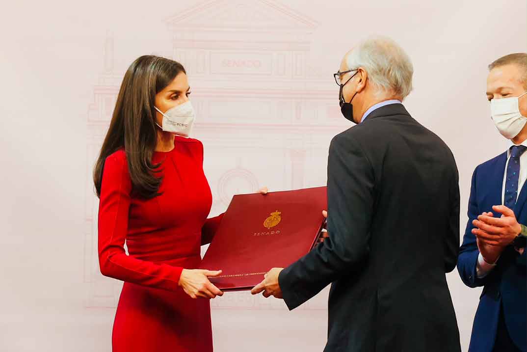 La reina Letizia deslumbra con un sofisticado vestido rojo, estrenando zapatos y bolso de firma española