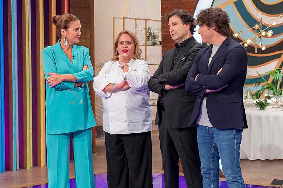 Carmina Barrios con Pepe Rodríguez, Samantha Vallejo-Nágera y Jordi Cruz - MasterChef Abuelos 2 © RTVE