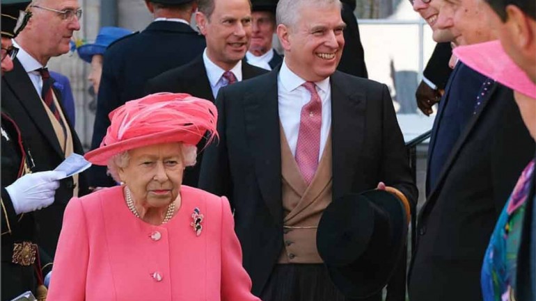 La reina Isabel II retira todos los títulos al príncipe Andrés por los casos de abuso sexual