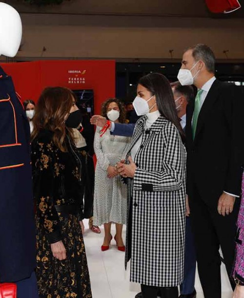 La reina Letizia recupera su gabardina de cuadros vichy