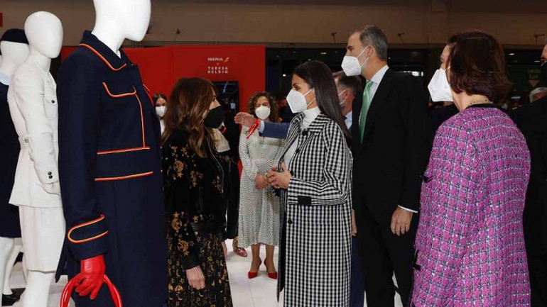 La reina Letizia recupera su gabardina de cuadros vichy