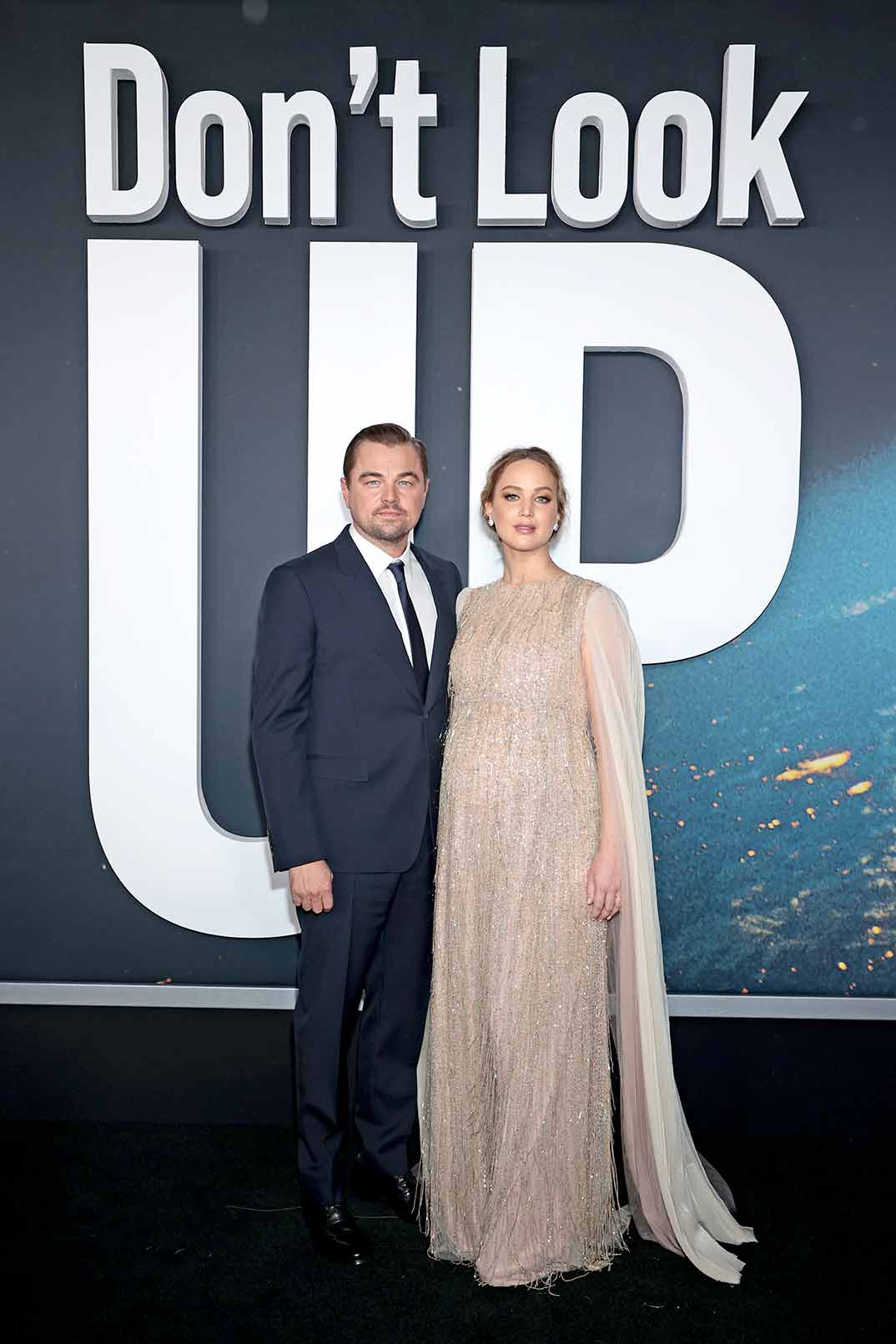 Jennifer Lawrence con Leonardo DiCaprio - 'No mires arriba' © Netflix/Dimitrios Kambouris)