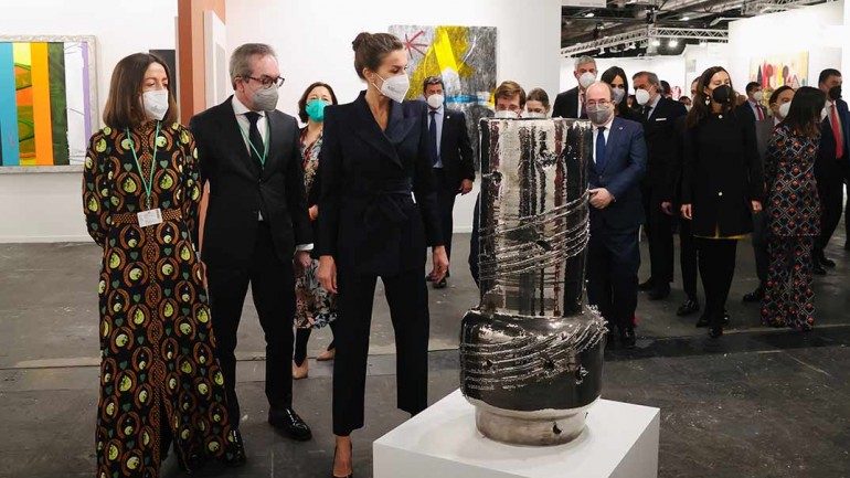 La reina Letizia triunfa en ARCO estrenando un traje de raya diplomática