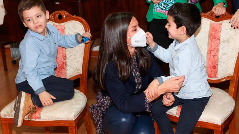 La reina Letizia cuenta cómo está el rey Felipe