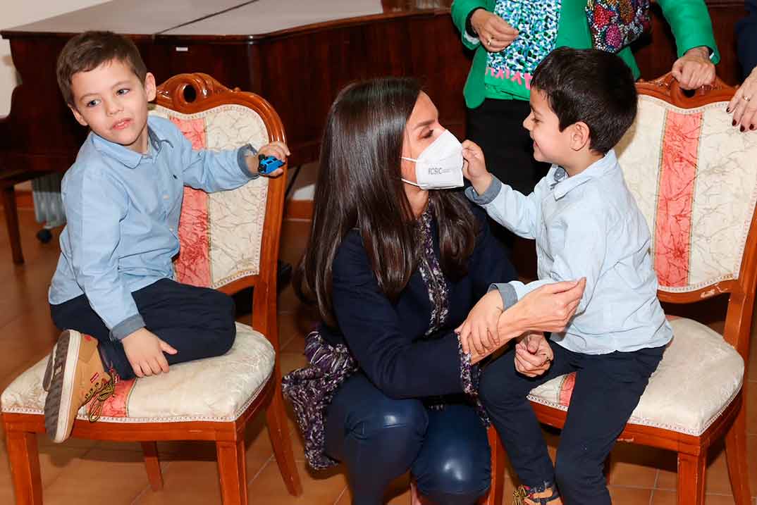 La reina Letizia cuenta cómo está el rey Felipe
