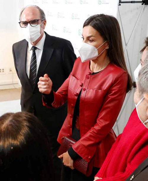 La reina Letizia le da una nueva oportunidad a su chaqueta de cuero roja