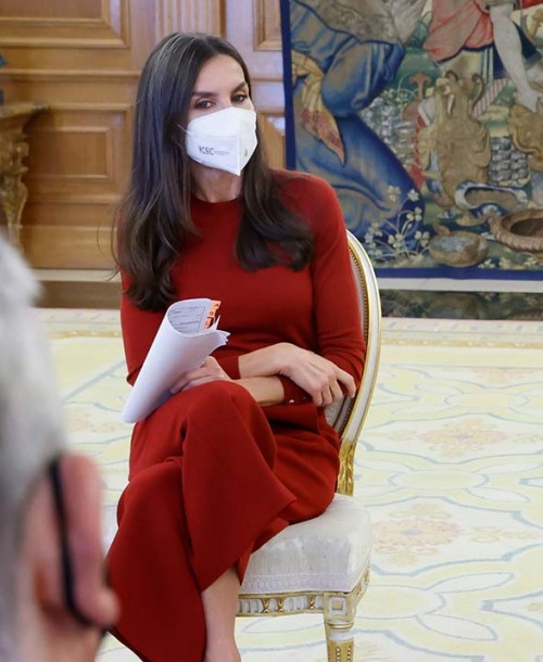 La reina Letizia vuelve a apostar por el rojo, mientras el Rey vuelve a dar positivo