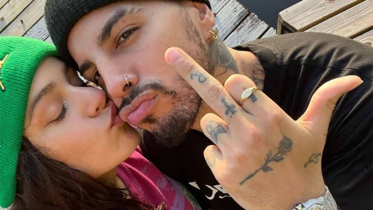 Rauw Alejandro visto por las calles de París con la modelo francesa Romane
