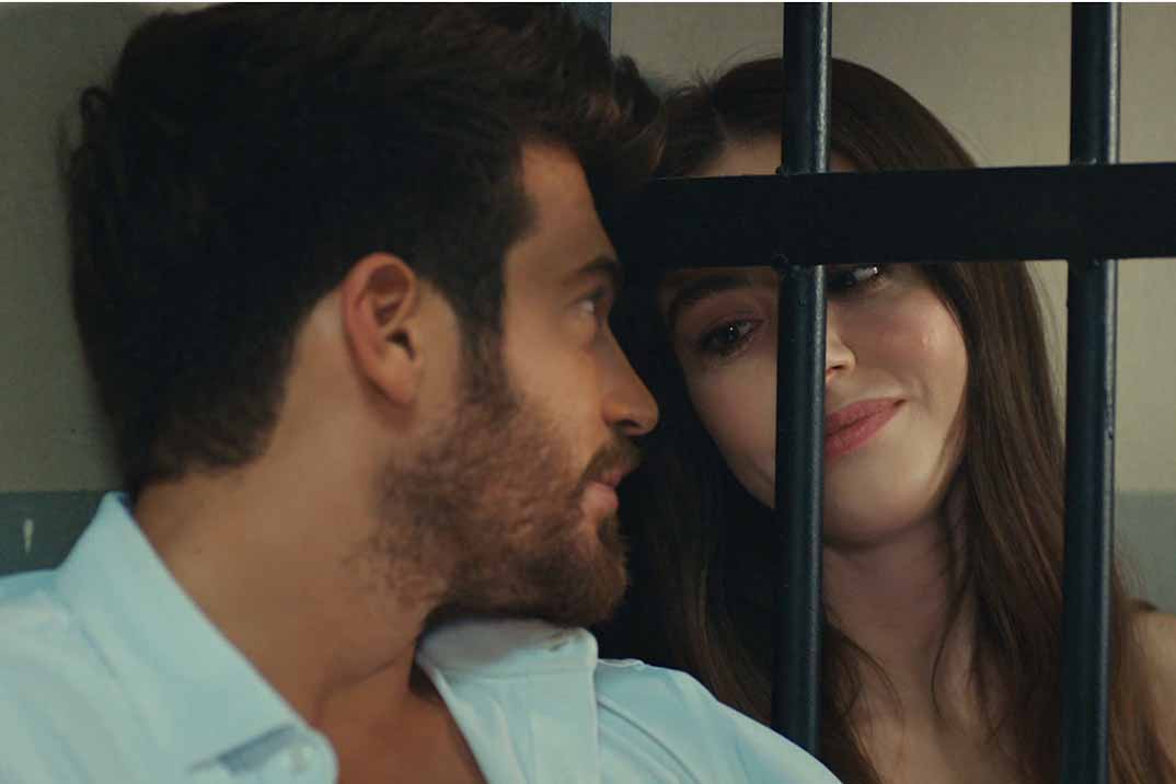 «El Hombre Equivocado» Capítulo 13: Ezgi está en problemas por culpa de Tolga