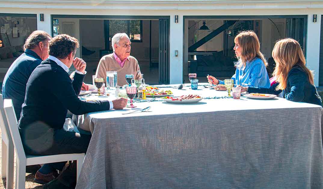 Pilar Eyre, Antonio Montero, Belén Rodríguez, Bertín Osborne y Jimmy Jiménez-Arnau en 'Mi casa es la tuya'© Telecinco