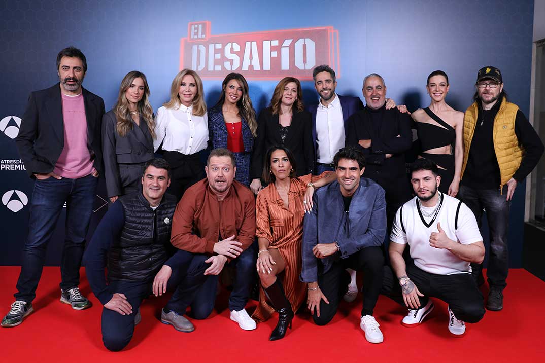 Pilar Rubio con Roberto Leal, Santiago Segura , Juan del Val y los concursantes - El Desafío © Antena 3