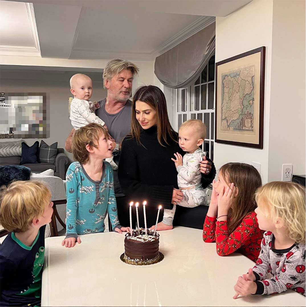 Alec e Hilaria Baldwin con sus seis hijos © Instagram