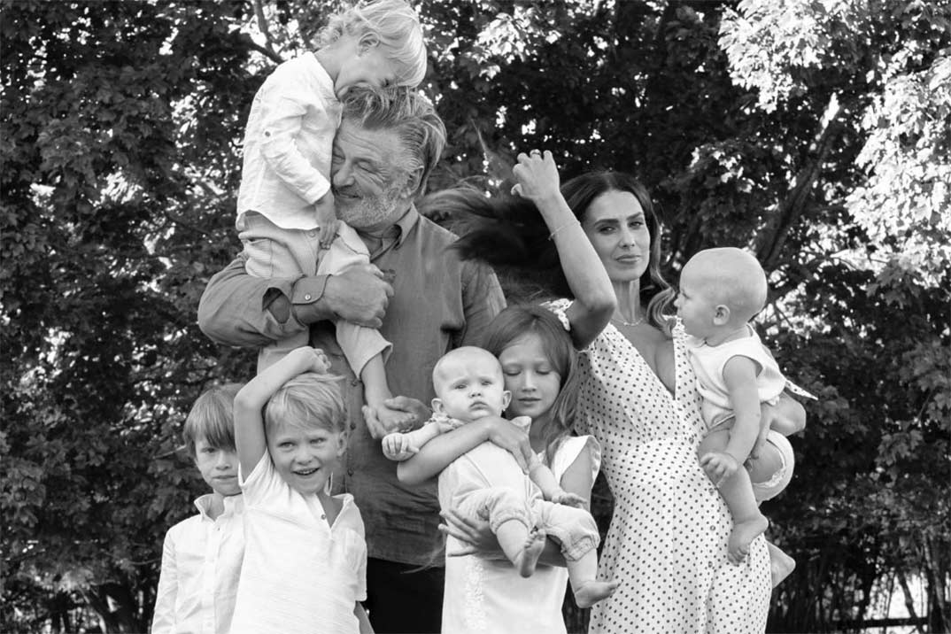 Alec e Hilaria Baldwin con sus seis hijos © Instagram