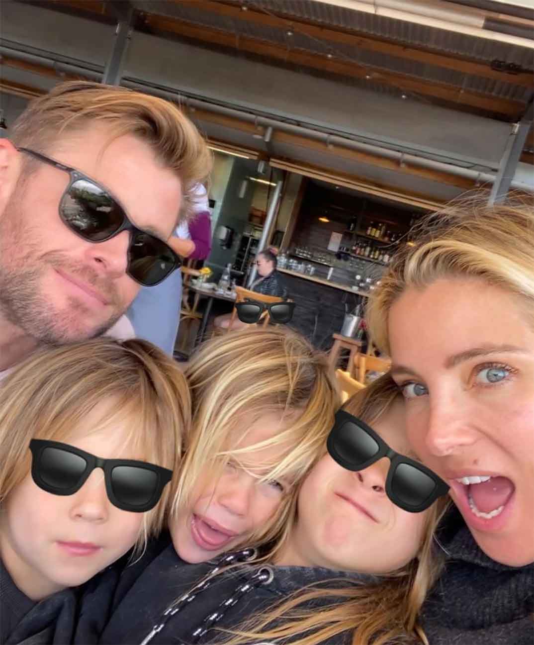Elsa Pataky y Chris Hemsworth con sus hijos © Instagram
