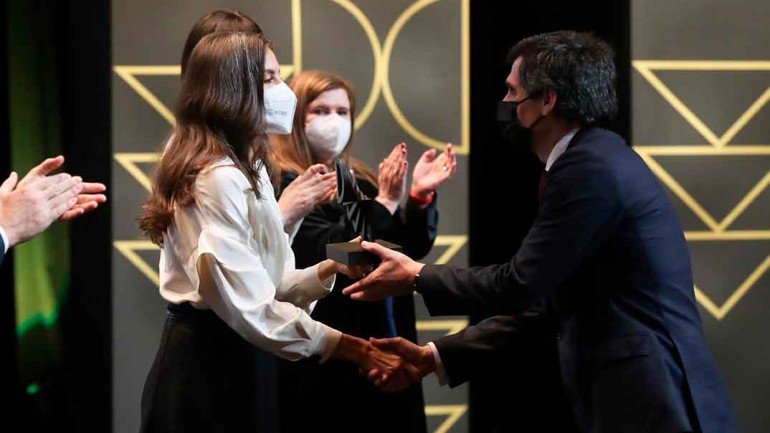 La reina Letizia recupera su﻿﻿ blusa blanca de Maksu