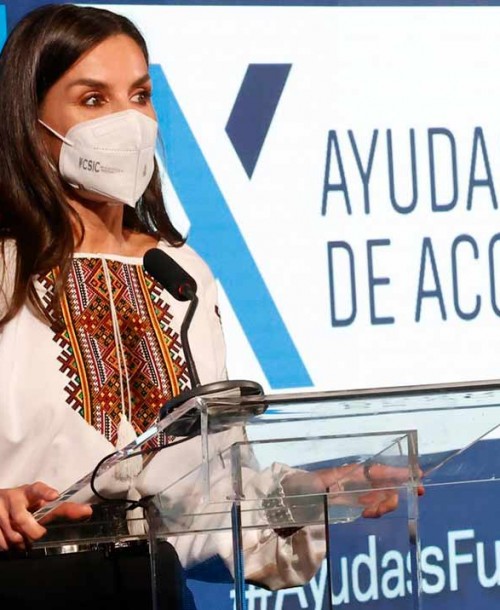 La reina Letizia muestra su apoyo a Ucrania vistiendo su camisa tradicional