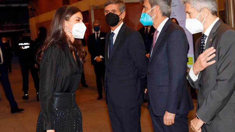 La reina Letizia brilla con una falda de lentejuelas de la reina Sofía