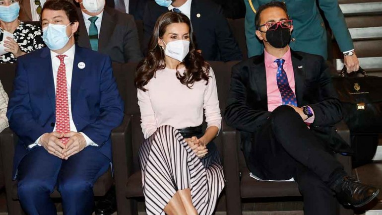 La reina Letizia recupera su falda midi plisada más versátil