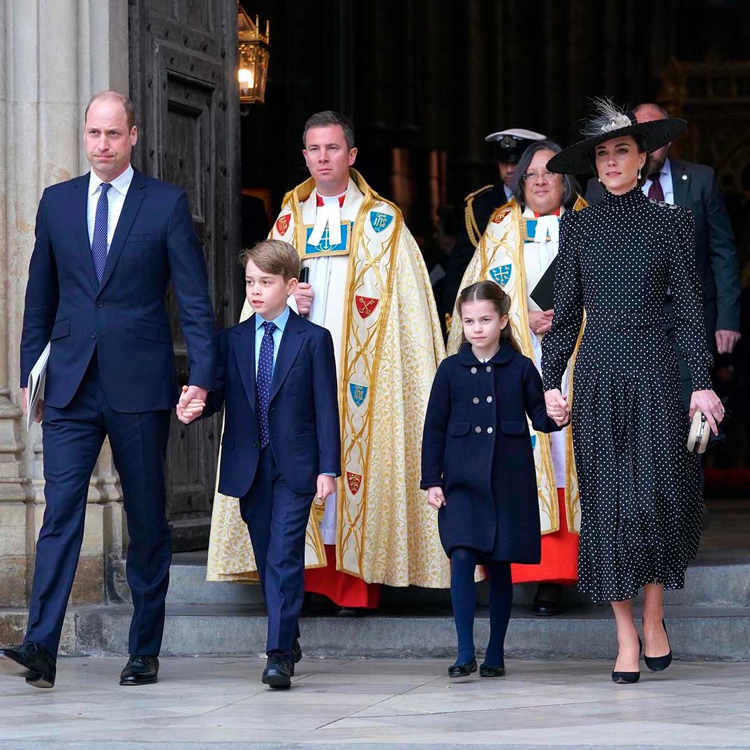 Duques de Cambridge con sus hijos - Homenaje Duque de Edimburgo © dukeanduchessofcambridge