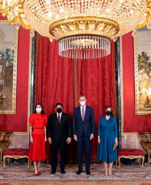 La reina Letizia homenajea a la reina Sofía con uno de sus looks más icónicos