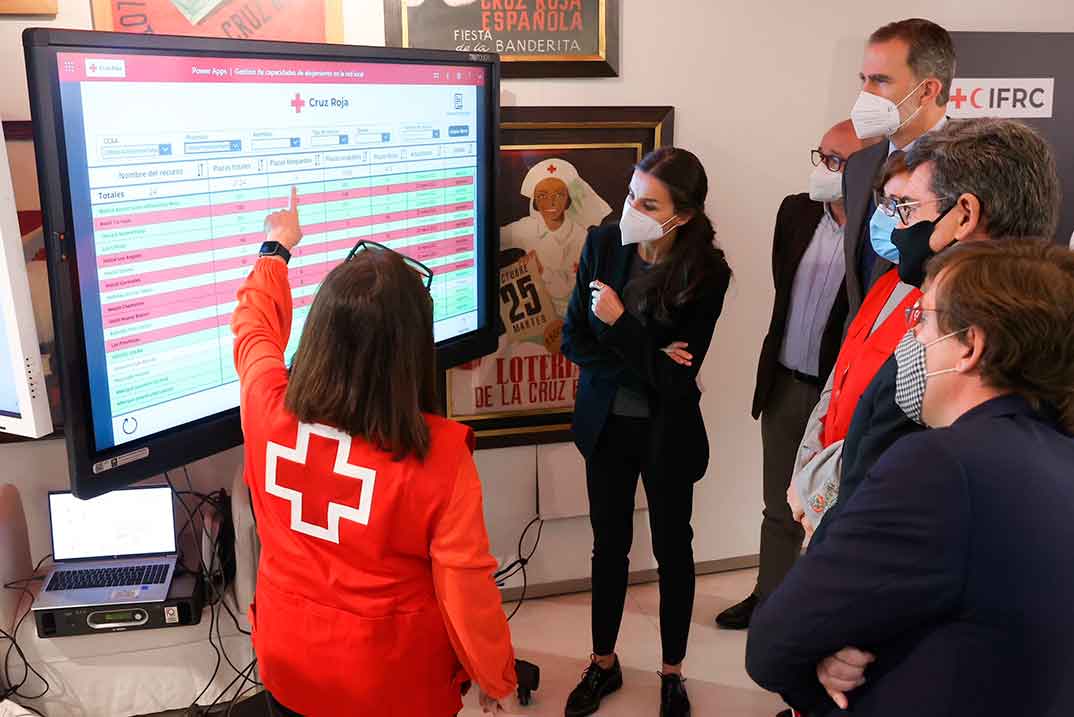 Los Reyes Felipe y Letizia visitaron la célula de crisis sobre Ucrania de Cruz Roja Española © Casa S.M. El Rey