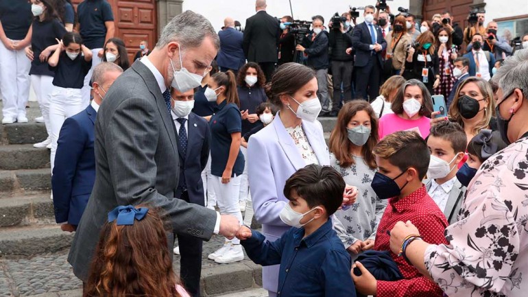 La reina Letizia apoya a los diseñadores de Isla Bonita en su visita a La Palma