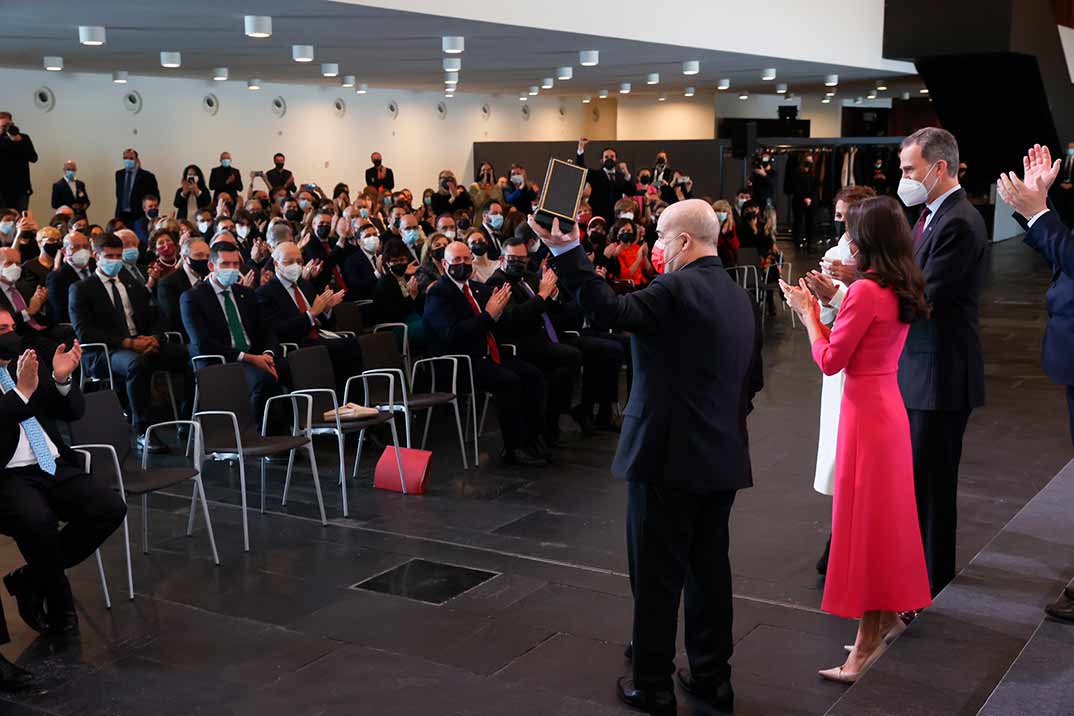 Antonio Resines y Reina Letizia - Medallas de Oro al Mérito en las Bellas Artes 2020 © Casa SM El Rey