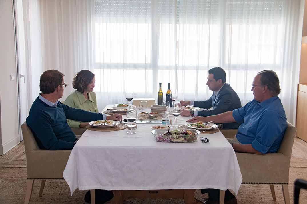 Bertín Osborne, Alberto Núñez Feijóo , Isabel Díaz Ayuso y Juanma Moreno- ‘Mi casa es la tuya’ © Telecinco