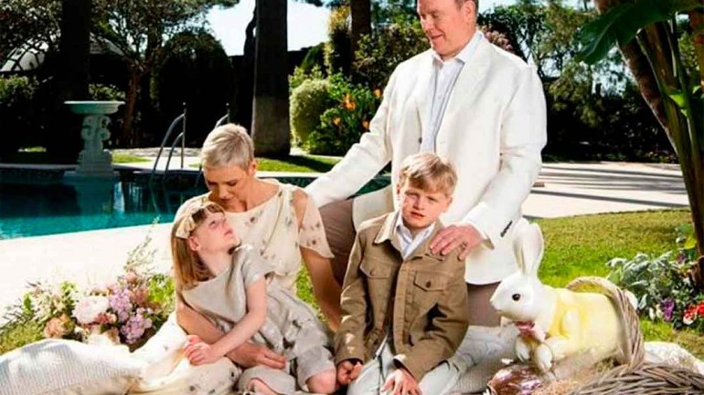 Charlene de Mónaco reaparece en un nuevo posado familiar